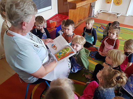 Dzieci słuchają jak Pani czyta bajkę
