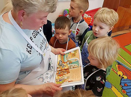 Dzieci słuchają jak Pani czyta bajkę