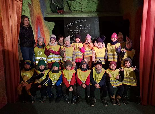 Grupa dzieci na tle dekoracji