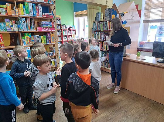 Dzieci słuchają Pani prowadzącej zajęcia