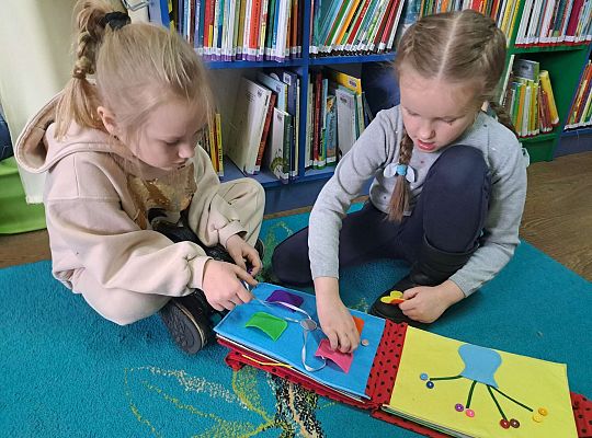 Dziewczynki oglądają książeczkę