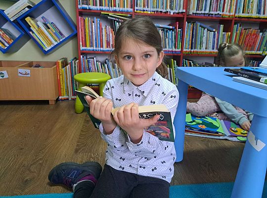 Dziewczynka ogląda książeczkę