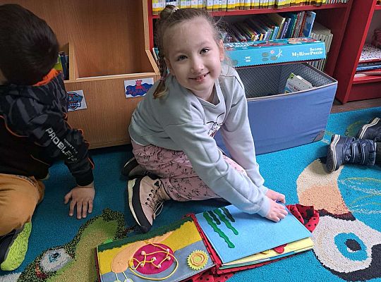 Dziewczynka ogląda książeczkę