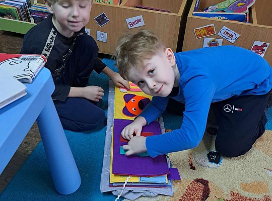 Chłopcy oglądają książeczkę