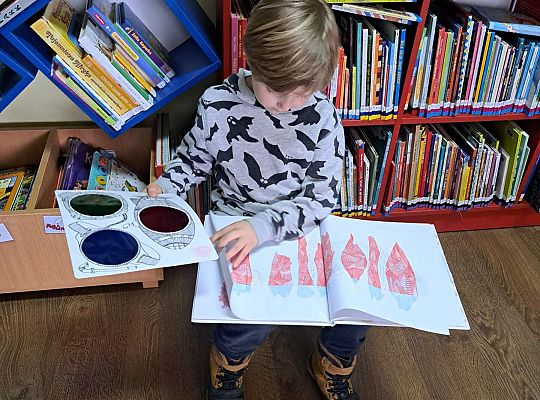 Chłopiec ogląda książeczkę