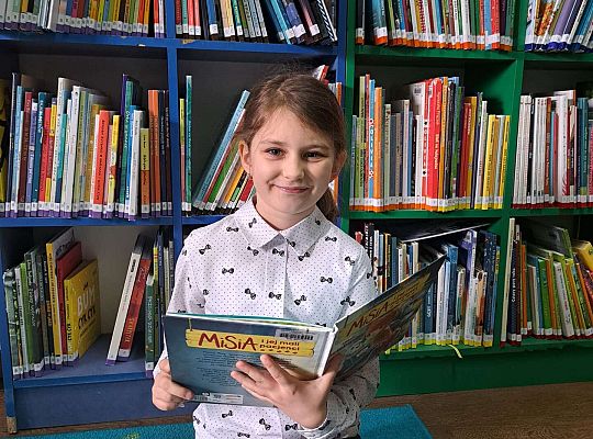 Dziewczynka ogląda książeczkę