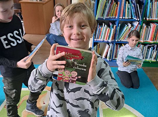 Chłopiec ogląda książeczkę