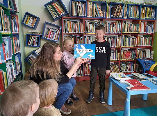 Pani prezentuje dzieciom książeczkę