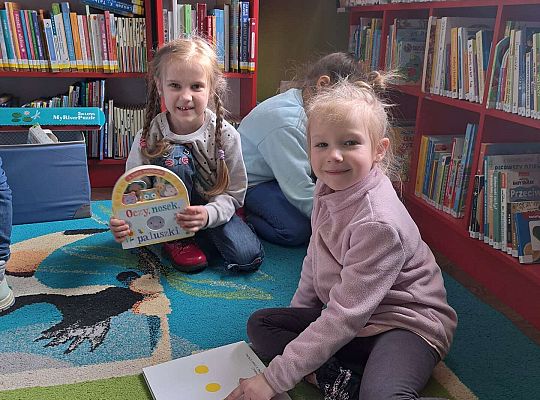 Dzieci oglądają książeczkę