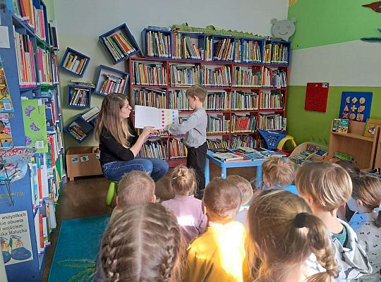 Dzieci słuchają Pani prowadzącej zajęcia