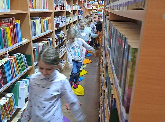 Dzieci między regałami z książkami