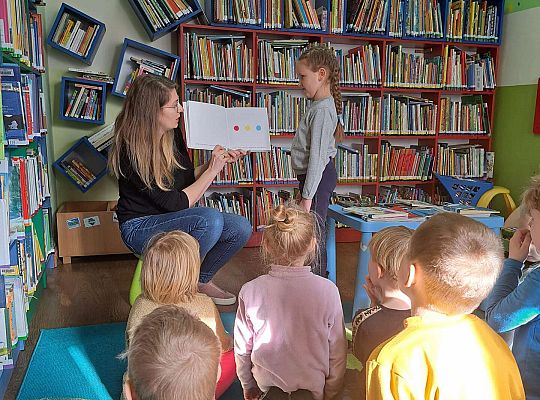 Dzieci oglądają książeczkę