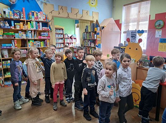 Grupa dzieci w bibliotece