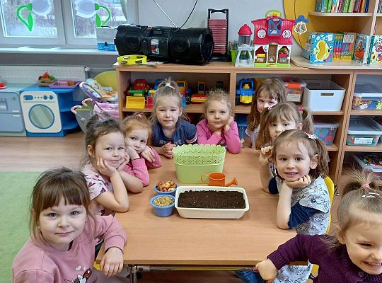 Dzieci przygotowują się do siania owsa oraz sadzenia cebulek