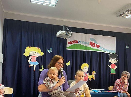 Mama z dzieckiem prezentują swoją książeczkę