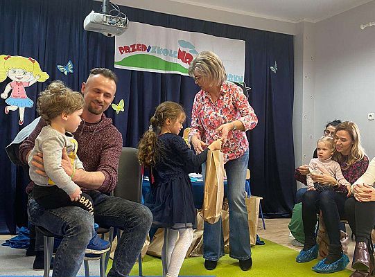 Dziecko odbiera nagrodę