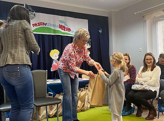 Dziecko odbiera nagrodę