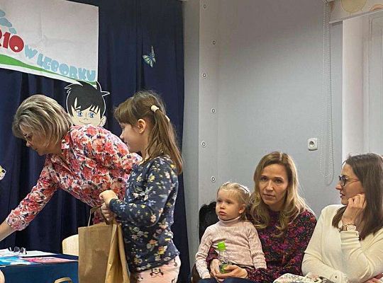 Dziecko odbiera nagrodę