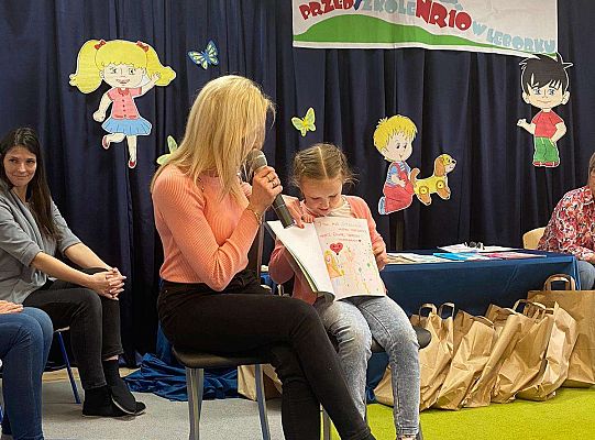 Mama z córką prezentują swoją książeczkę