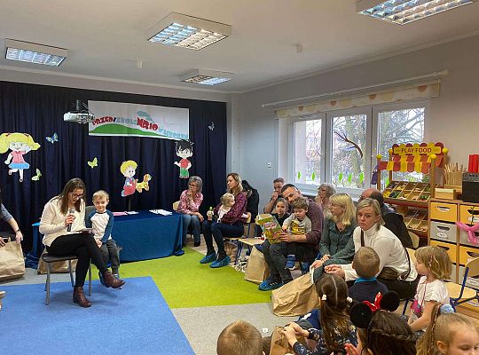 Mama z synem przedstawia książeczkę