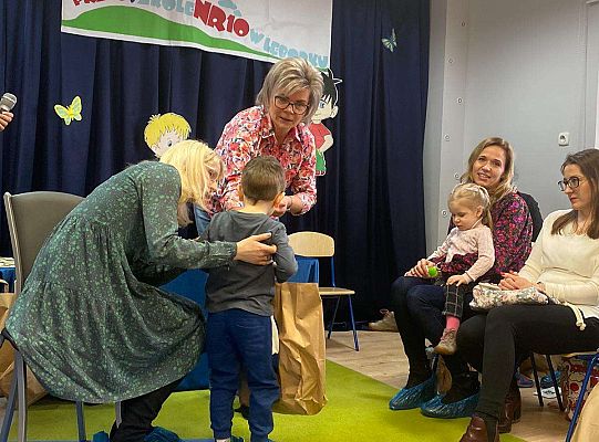 Dziecko odbiera nagrodę