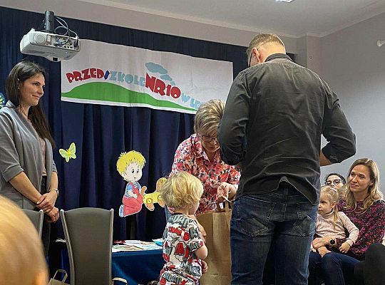 Dziecko odbiera nagrodę