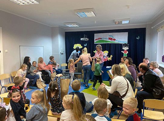 Dziecko odbiera nagrodę