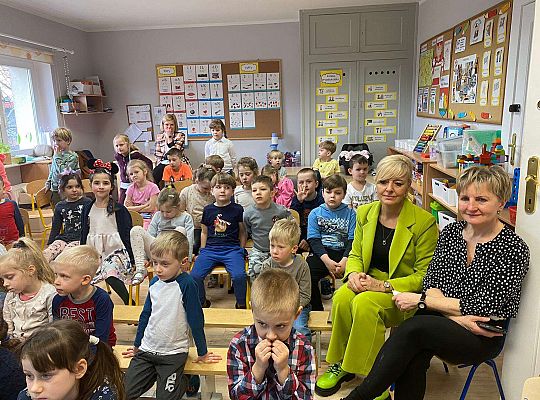 Dzieci słuchają czytanych książeczek