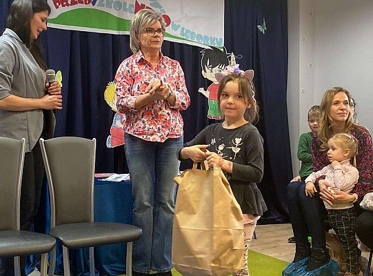 Dziecko odbiera nagrodę