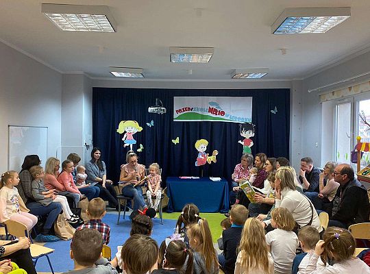 Mama z córką prezentują swoją książeczkę