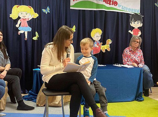 Mama z dzieckiem prezentują książeczkę