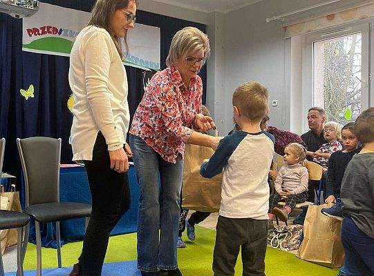 Dziecko odbiera nagrodę