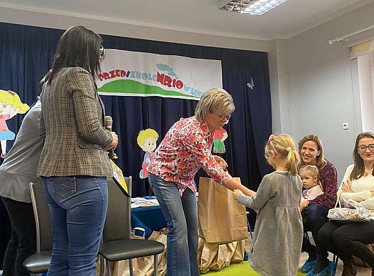 Dziecko odbiera nagrodę