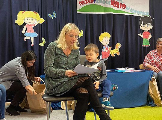 Mama z dzieckiem prezentują swoją książeczkę