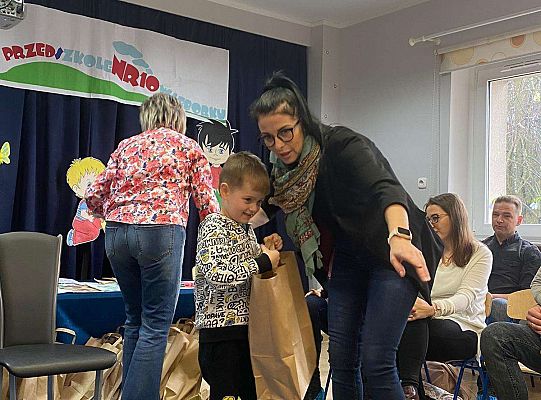 Dziecko odbiera nagrodę