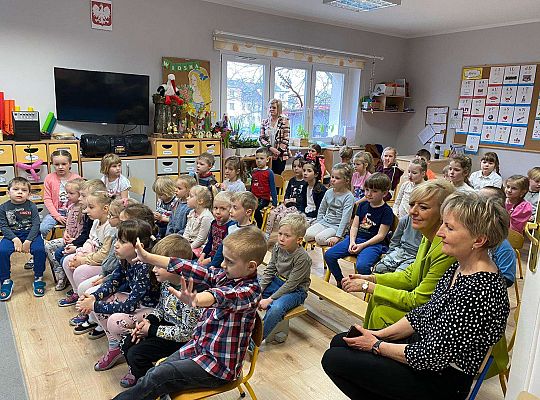 Dzieci słuchają książeczek