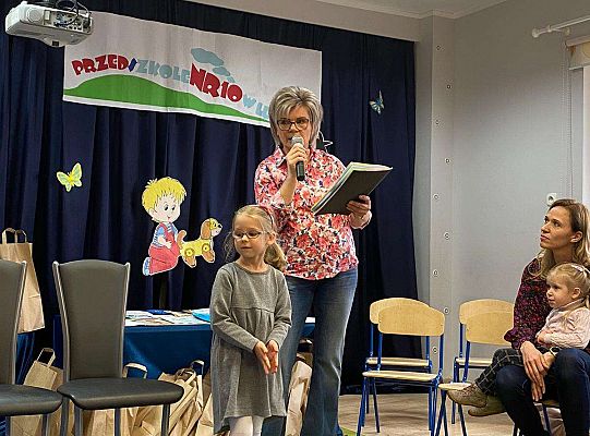 Dziecko odbiera nagrodę