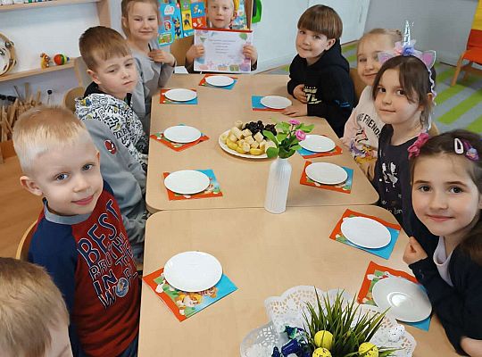 Dzieci przy urodzinowym stołem