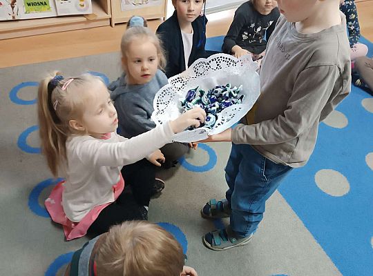 Chłopiec częstuje słodyczami