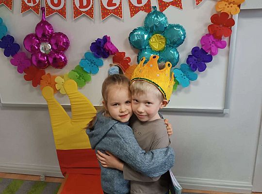 Dziewczynka składa życzenia solenizantowi