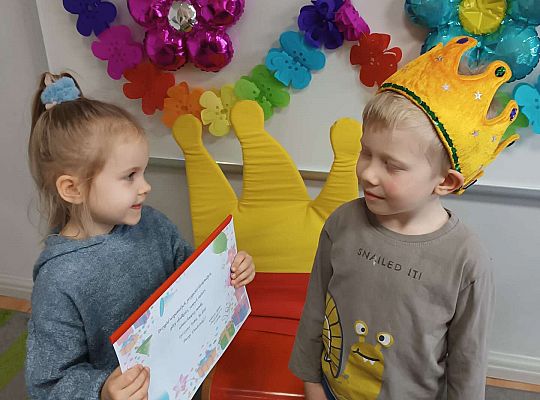 Dziewczynka daje prezent