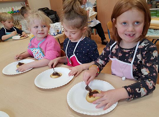 Dzieci smarują podpieczone mazurki