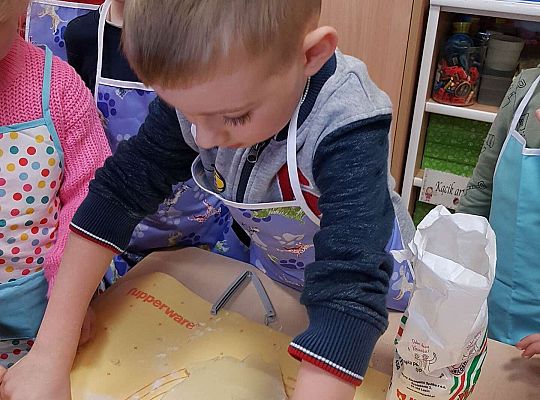 Dziecko wałkuje ciasto na mazurki