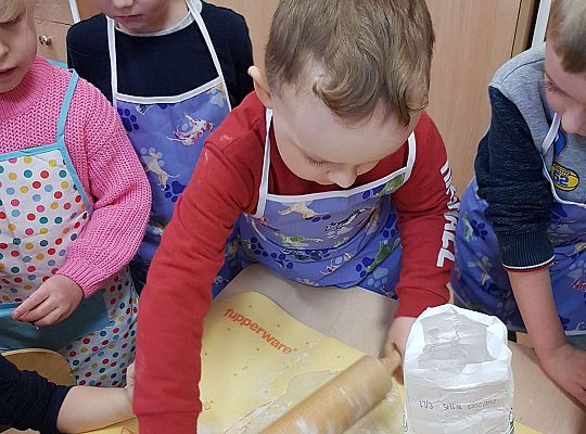 Chłopiec wałkuje ciasto na mazurki