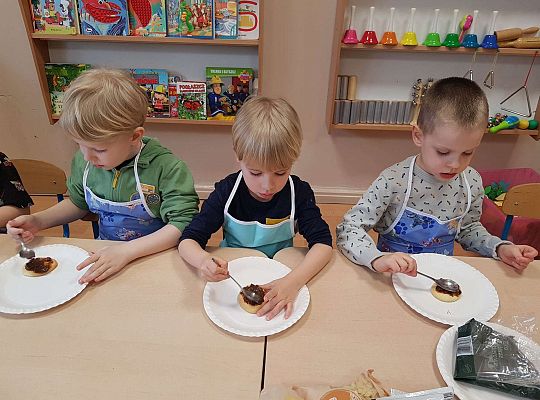 Dzieci smarują podpieczone mazurki