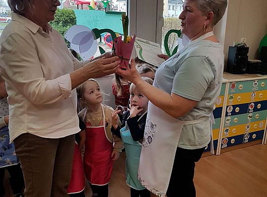 Pani Dyrektor wręcza Pani Ludwice dyplom oraz kwiatka