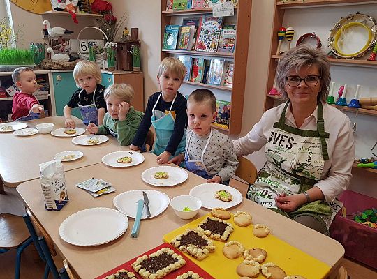 Dzieci oraz Pani Dyrektor ozdabiają mazurki