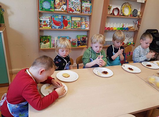 Dzieci lepią ciasto na obręcz mazurka