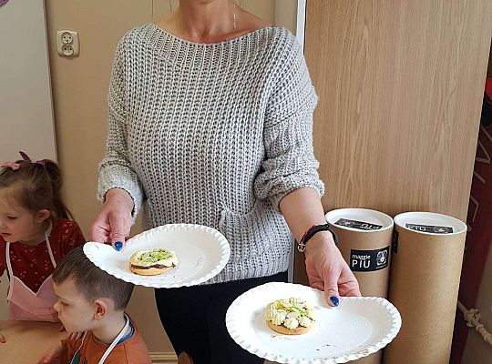 Pani odstawia gotowe mazurki