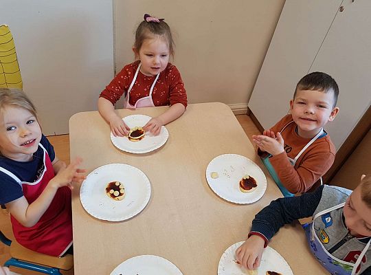 Dzieci lepią ciasto na obręcz mazurka